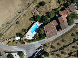 Antin drone-kuva talosta ja tontista kesä 2022