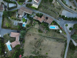 Antin drone-kuva talon lähiympäristöstä kesä 2022